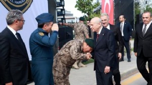 Özel Harekat Başkanı Bahçeli'nin elini öptü!
