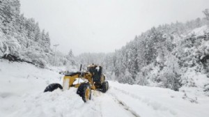 Rize'de 21 köy yolu kardan kapandı