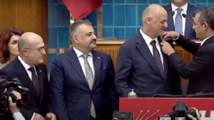 Rozeti Özel taktı: Ve Ümit Özlale CHP’de!