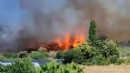 Urla'daki anız yangını korkuttu: Alevler akaryakıt istasyonuna yaklaştı